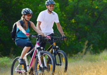 22249381-young-happy-couple-riding-mountain-bikes-outdoor-healthy-lifestyle-concept
