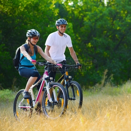 22249381-young-happy-couple-riding-mountain-bikes-outdoor-healthy-lifestyle-concept